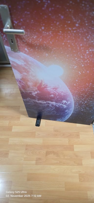 Türstopper (Anwendungsbeispiel) Detailaufnahme einer Tür mit einem galaktischen Motiv und einem Planeten im Hintergrund.